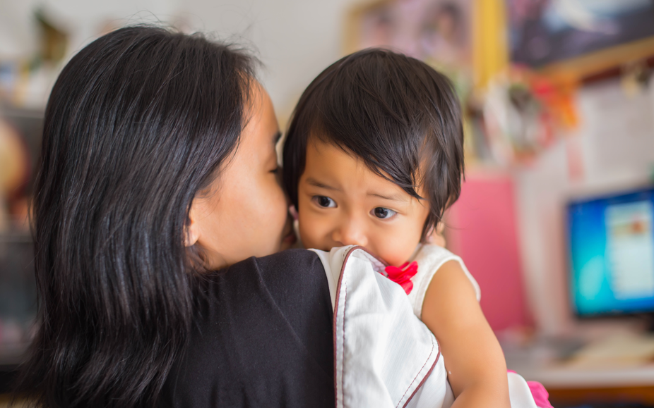 ciuman anak cerdas, manfaat ciuman anak, cara mendidik anak dengan cinta, Bunda, si Kecil